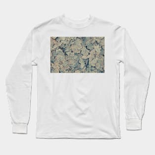 Frozen brown oak leaves background Long Sleeve T-Shirt